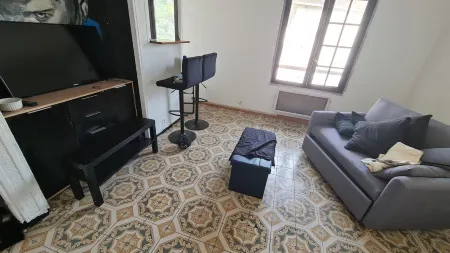 Artist's studio plus parking space Отели в г. Сарсель