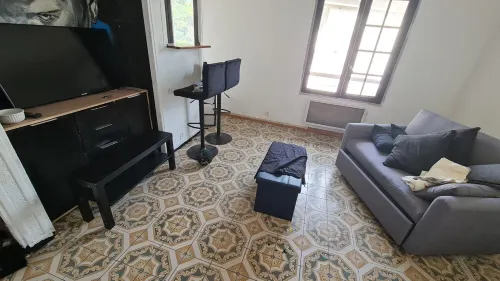 Artist's studio plus parking space فنادق في Sarcelles