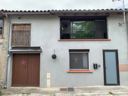 Charming 1-bedroom house in Nébias Отели в г. Кийан