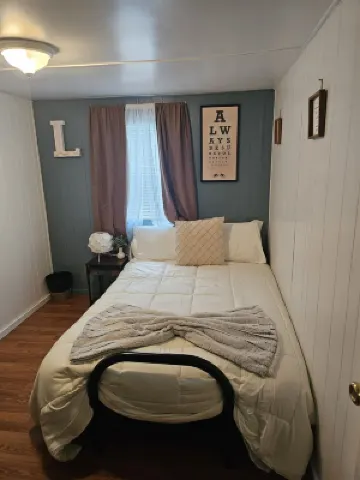 Charming Lakefront Cottage with WiFi and AC