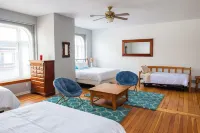 ~Mica Inn~ Downtown Spacious Retreat Above a Vintage/Coffee Shop...dog friendly! Hotels in Kenosha