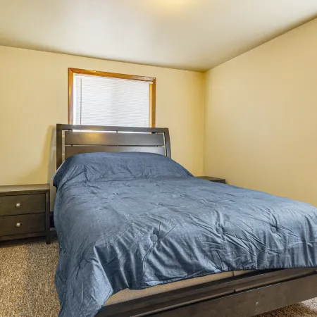 2 Mi to Dwtn Green Bay: Ideally Located Townhome!