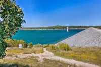 Flirty Flamingo Studio 1 Mi to Canyon Lake - Pet friendly