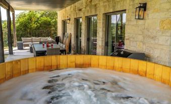 The Point Serene Hill Country Views with Pool & Hot Tub