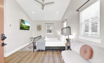 The Grove B Stylish Cottage - Walk to Main