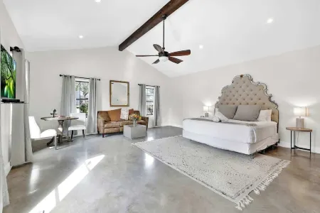 Schubert Inn Cottage - Pool - Walk to Main St