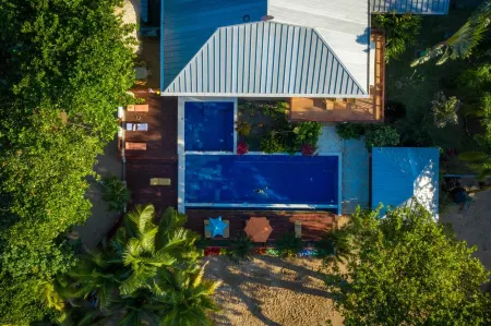 Secluded Oceanfront 4BR Luxury Villa - Fully Staffed on Camp Bay Beach, Roatan