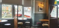 The Dolphin Hotel - bar