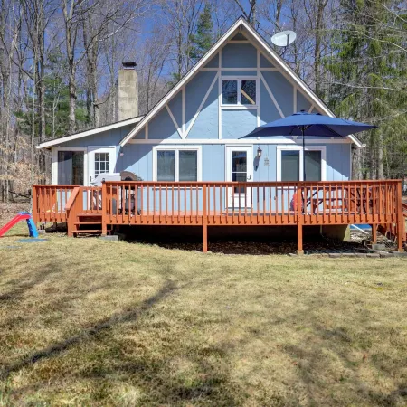 Walk to Beach: Pocono Lake Cabin w/ Pool Access!