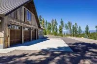 Beautiful Lakeside Suite overlooking Flathead Lake and Swan Mountain Range Hotels in Lakeside