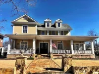 Cozy Camellia in Historic Downtown Newnan