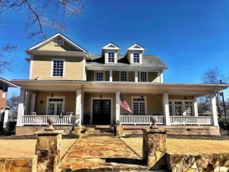 Cozy Camellia in Historic Downtown Newnan