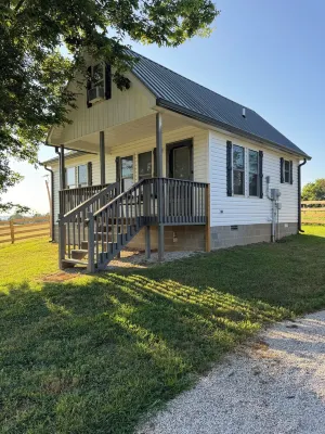 Cozy cabin with loft in midst of farmland WiFi, AC, washer-dryer
