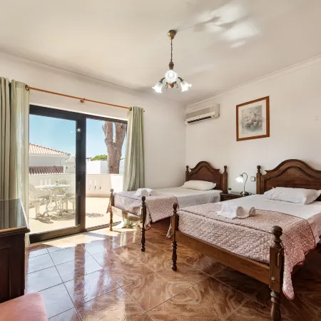 Residential Cul-De-Sac Walking Distance to Centre, Private Pool, Free AC & Wifi