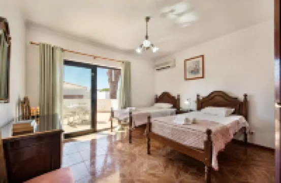 Residential Cul-De-Sac Walking Distance to Centre, Private Pool, Free AC & Wifi