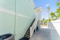 BEST LOCATION! NORTH END OF ANNA MARIA, FL , STEPS TO BEACH & DINING , UNIT B