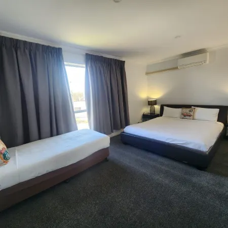 Crest Motor inn