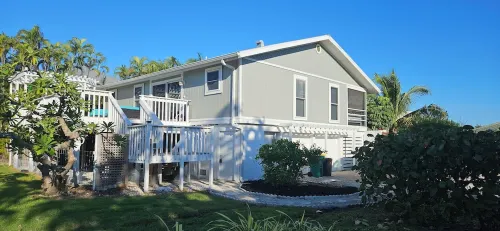 Just Renovated.  Well Stocked!  Serenity and Shelling Oasis. Walk to the Beach.
