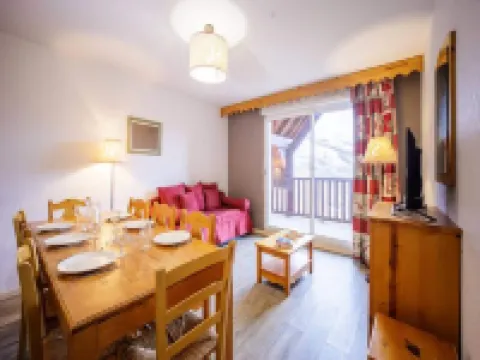 4 Rooms for 10 People