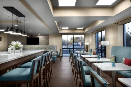 Hampton Inn Greenville/Travelers Rest Отели рядом с достопримечательностью «White Rabbit Fine Arts Gallery»