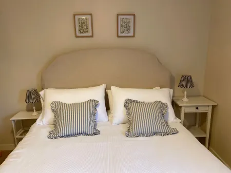 Historic Cottage in Heart of Farnham nr the Castle Отели в г. Фарнем