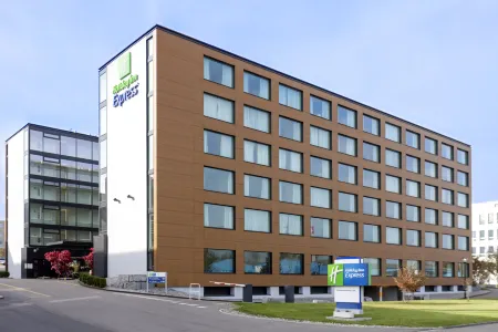 Holiday Inn Express ZÜRICH Airport Отели в г. Zweidlen