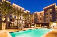 Staybridge Suites IRVINE - JOHN WAYNE AIRPORT by IHG - ที่มีสระว่ายน้ำ