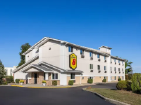 Super 8 by Wyndham Latham/Albany Airport コロニーのホテル