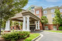 Holiday Inn Express & Suites CHARLESTON-NORTH by IHG Hotels in Ladson