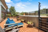 Contemporary Country Style Gem w BBQ & Games Room - Jacuzzi