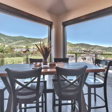 Blackstone Luxury Top Floor 2br, Walk to Skiing at Cabriolet, Shared Pool and Hot tub, Mountain View