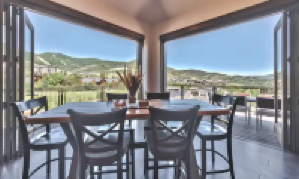 Blackstone Luxury Top Floor 2br, Walk to Skiing at Cabriolet, Shared Pool and Hot tub, Mountain View