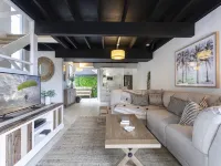 Beachside 2-Bed House with Pool, Courtyard & BBQ Hotels in Sunshine Beach