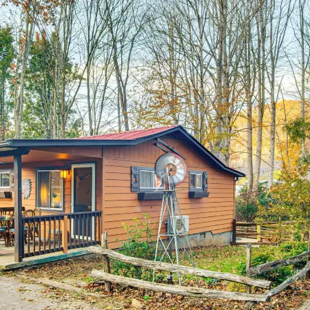 Hot Tub & Stone Fire Pit: Smoky Mountain Oasis!