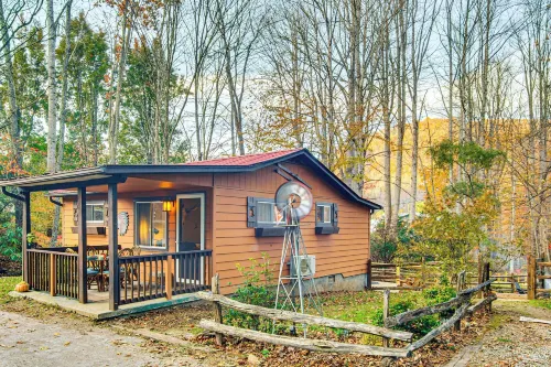 Hot Tub & Stone Fire Pit: Smoky Mountain Oasis!
