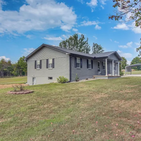 7 Mi to Barren River Lake: Quiet Getaway w/ Yard!