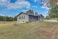 7 Mi to Barren River Lake: Quiet Getaway w/ Yard! - 3-Star