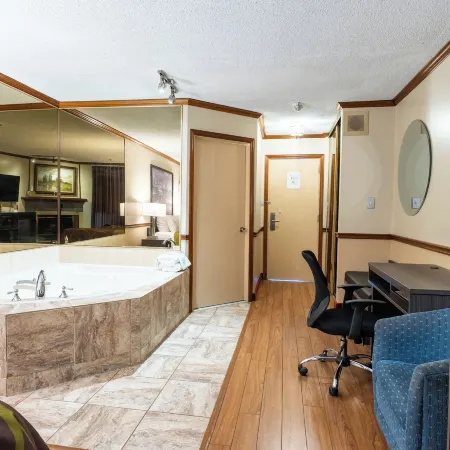 Super 8 by Wyndham Gananoque        Country Squire Resort