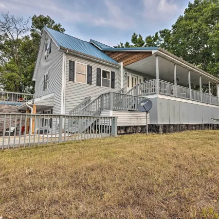 'Hilltop Hideaway' Branson Home w/ Trampoline!