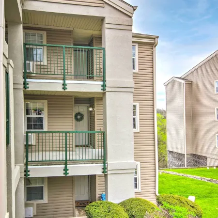 Branson Retreat w/ Balcony & 18-Hole Golf Course!