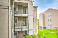 Branson Retreat w/ Balcony & 18-Hole Golf Course! - 주차장