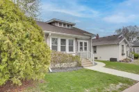Walk to Shops & Eats: Home w/ Deck in Minneapolis - 2 étoiles