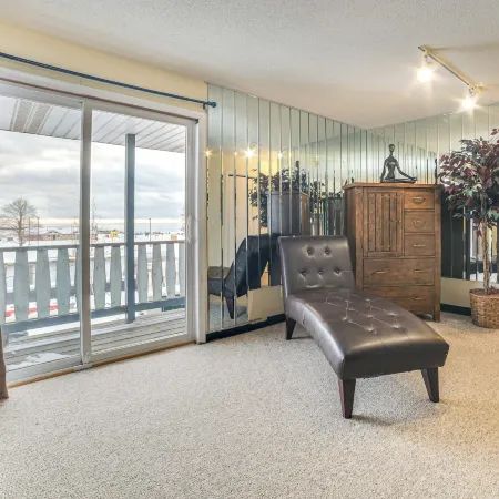 Lake Views & Grill: Walk to Lake Huron & Dtwn