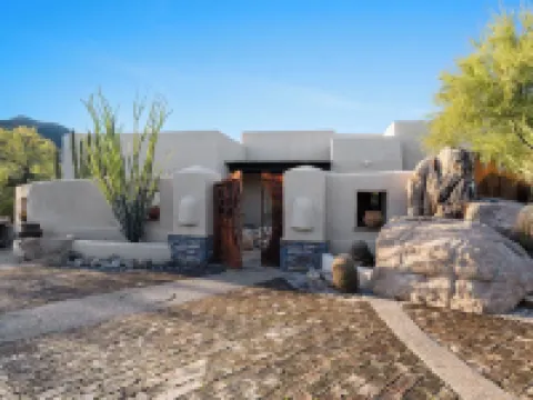 5bdr Oasis w/ Waterfall Pool, Hot Tub, Desert View Desert Cascase by Avantstay Hotels in Carefree