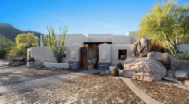 5ベッドルーム オアシス ウィズ ウォーターフォールプール, ホットタブ, デザートビュー デザートカスケード by Avantstay