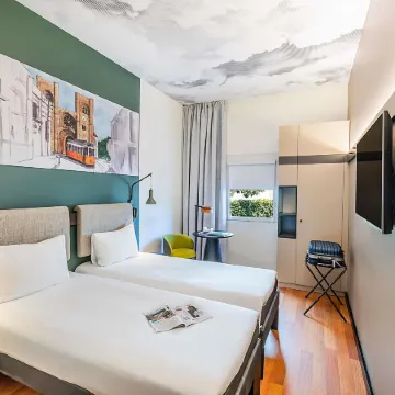 Ibis Lisboa Parque Das Naçoes Отели рядом с достопримечательностью «Edificio Atlantis»