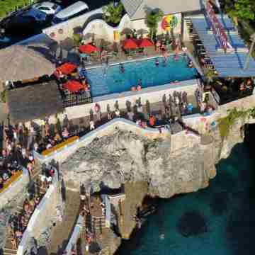 Spacious, modern 2-bedroom apartment, Westend Negril with AC, WiFi, W/Heater Fitness & Recreational Facilities