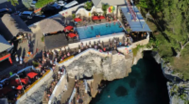 Spacious, modern 2-bedroom apartment, Westend Negril with AC, WiFi, W/Heater