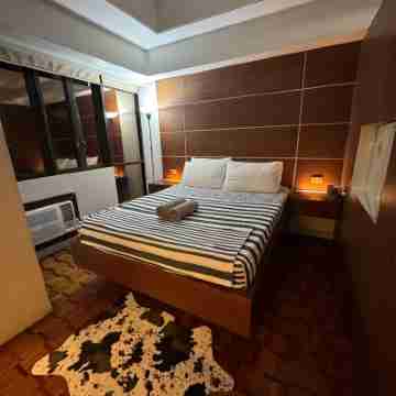 Beautiful unit across greenbelt5 + high speed wifi + Netflix Rooms