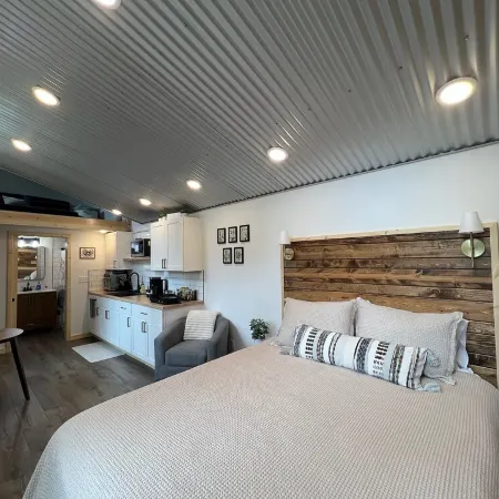 Modern Tiny House in Seward - 5  to Harbor & Tours